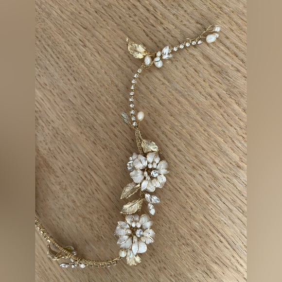Delicate Wedding hairpiece - gold with pearls
